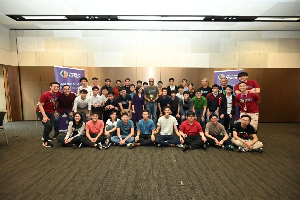 A group photo with our Senior Minister of State, Dr Janil Puthucheary, GovTech's senior leaders, organising team for the Jaga the STACK 2022, folks from GovTech CVDP and fellow award winners. 